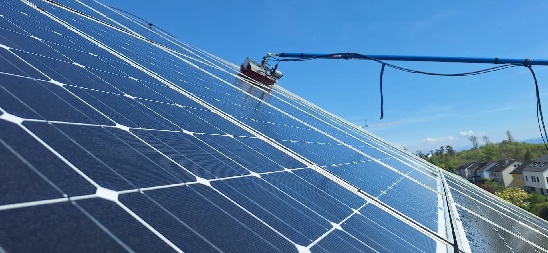 Frisch gereinigte Photovoltaik-Module unter blauem Himmel am Bodensee