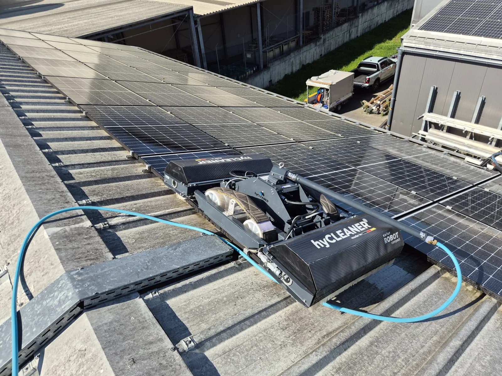 hyCLEANER Reinigungsroboter im Einsatz auf einem Flachdach