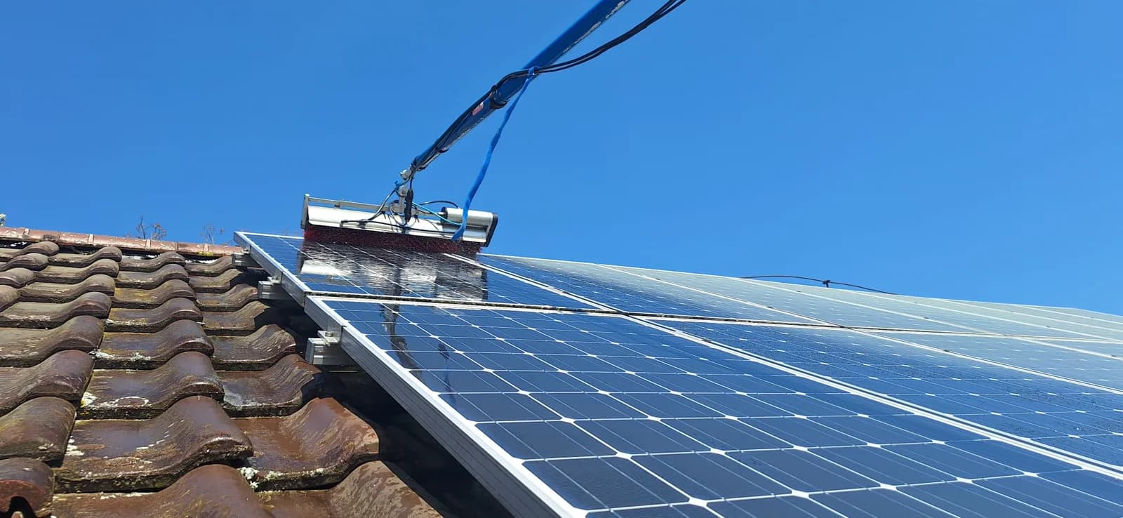 Photovoltaik-Modul mit sichtbar sauberem Reinigungsstreifen