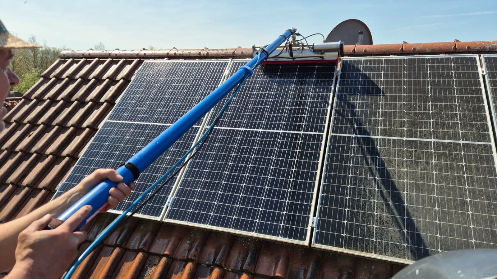 Solardach mit gereinigtem und verschmutztem Bereich im Vergleich
